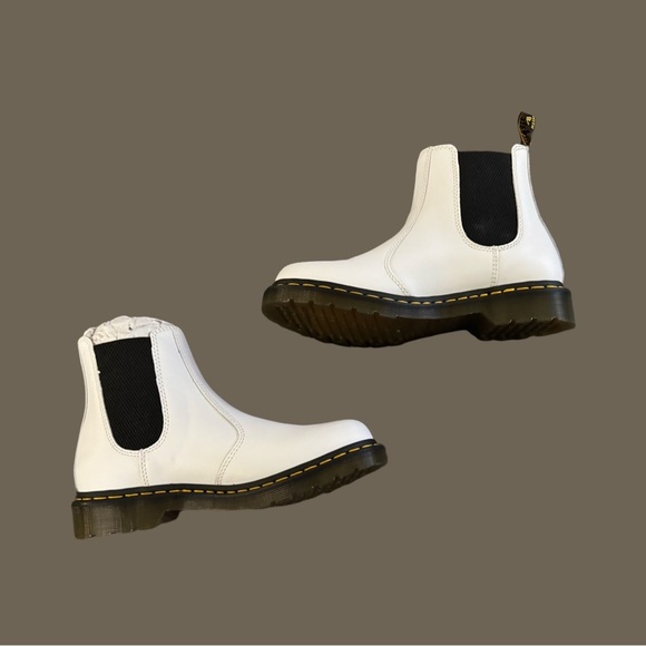 DR MARTENS Women’s 2976 Chelsea Boots - Picture 1 of 12